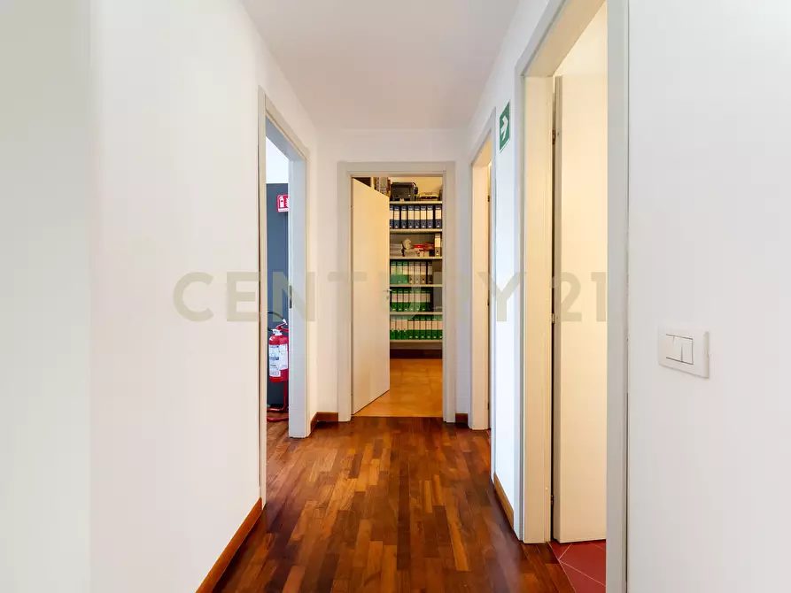 Immagine 43 di Pentalocale in vendita  in Corso Sicilia 64 a Catania