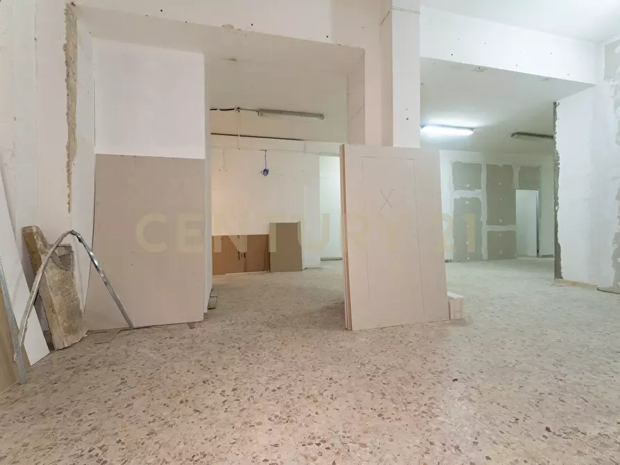 Immagine 9 di Pentalocale in vendita  in Via Duca Degli Abruzzi 54 a Catania