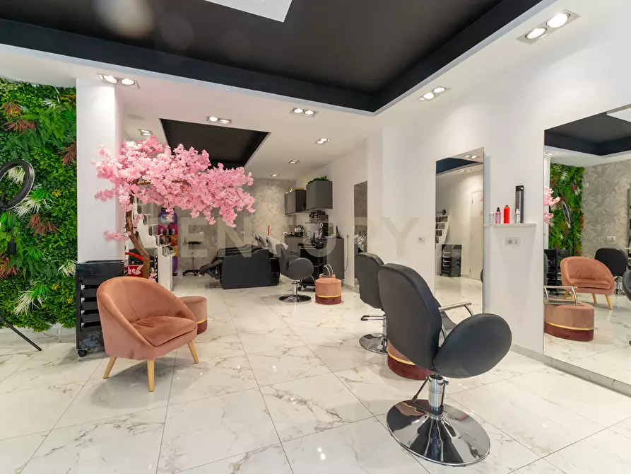 Immagine 16 di Locale commerciale in vendita  in Via Vittorio Emanuele II 113a a Gravina Di Catania