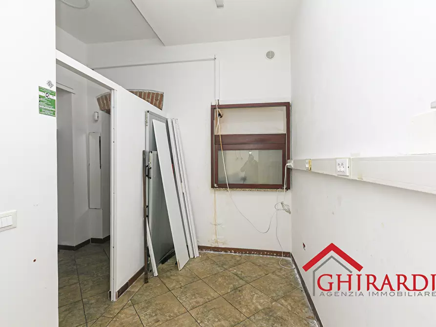 Immagine 20 di Locale commerciale in affitto  in Piazza Francesco Baracca 34r a Genova