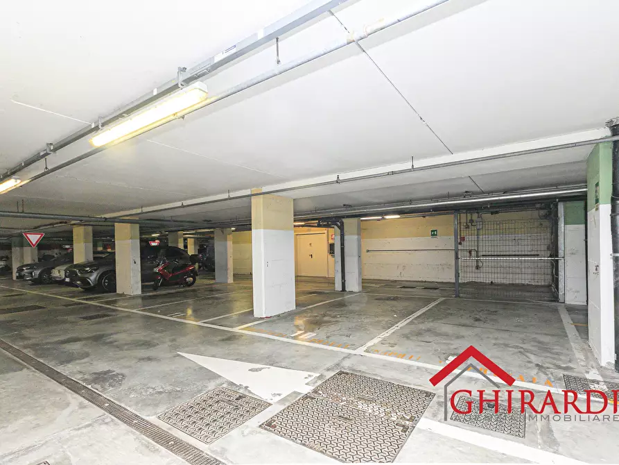 Immagine 1 di Garage in vendita  in Via Bombrini a Genova
