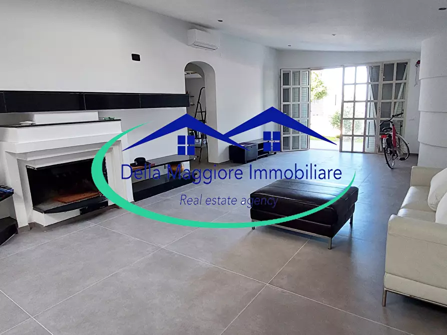 Immagine 7 di Villa in vendita  a Livorno