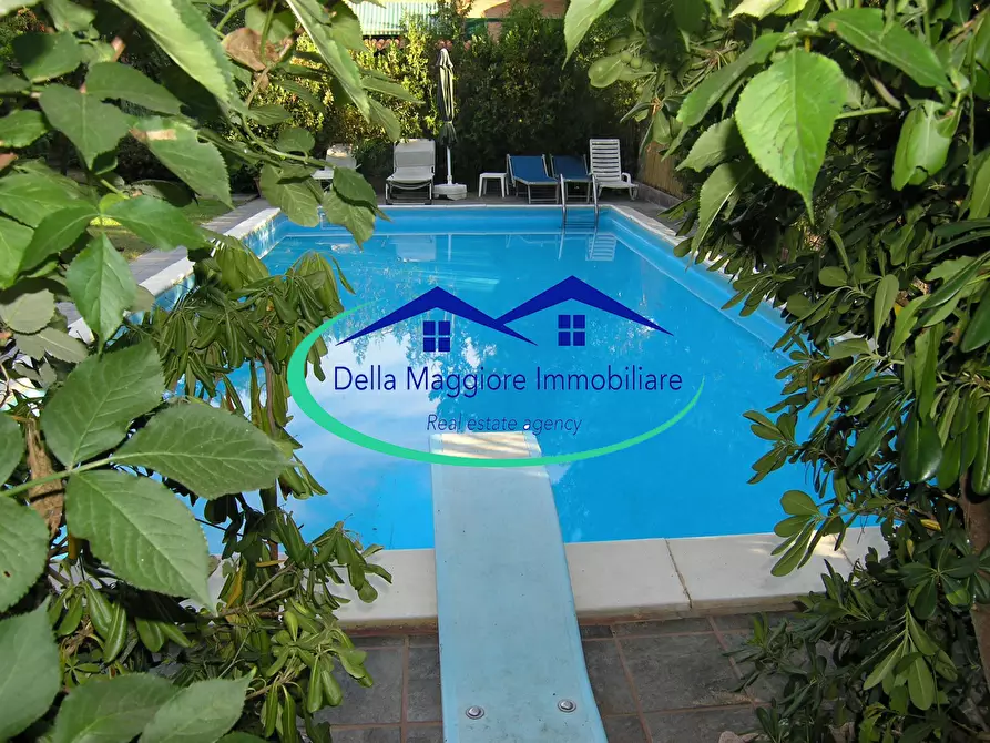 Immagine 1 di Villetta a schiera in vendita  a Livorno