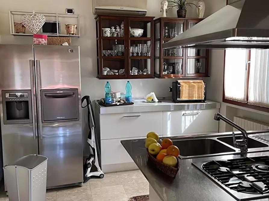 Immagine 7 di Villa in vendita  a Livorno