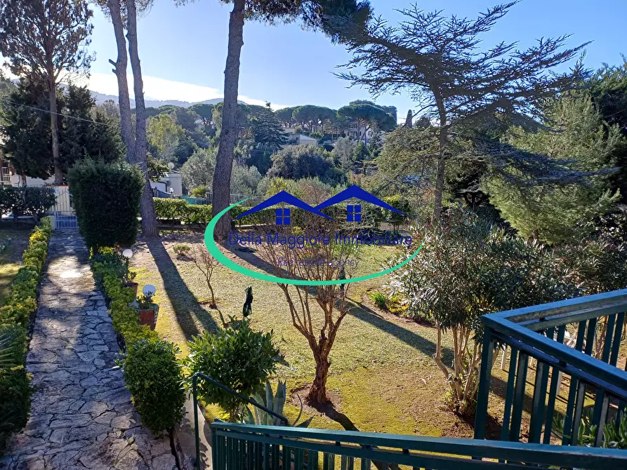 Immagine 39 di Villa in vendita  in via di montenero a Livorno