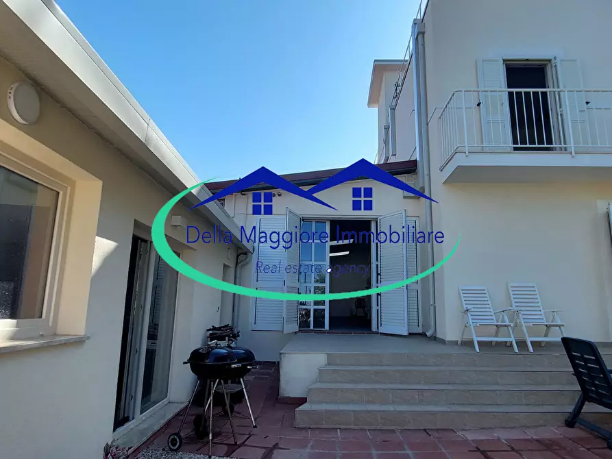 Immagine 3 di Villa in vendita  a Livorno