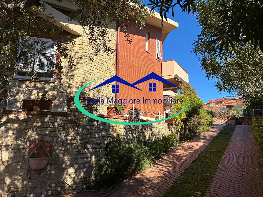 Immagine 33 di Villa in vendita  a Livorno