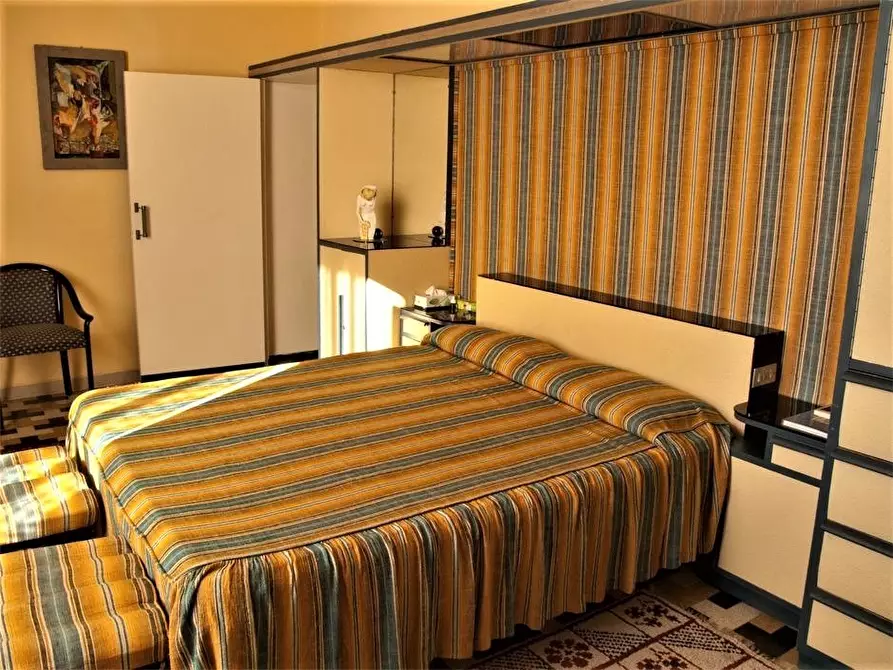 Immagine 4 di Villa in vendita  a Livorno