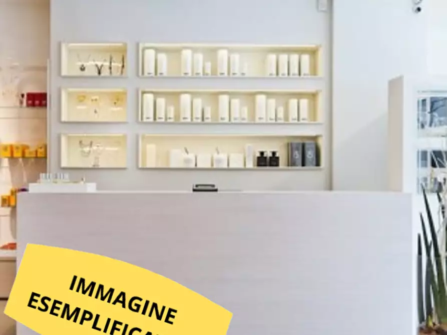 Immagine 9 di Locale commerciale in affitto  a Parma