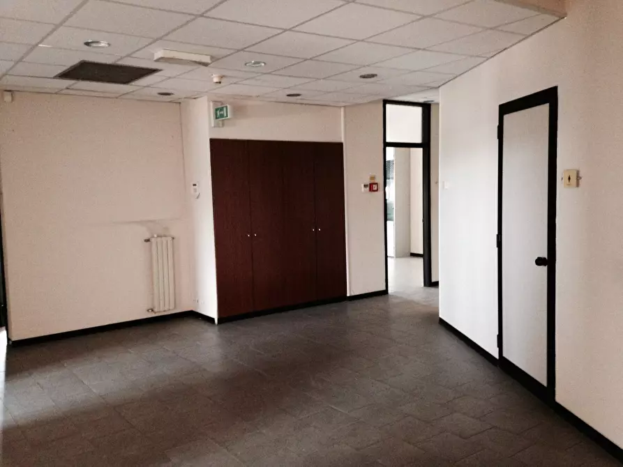 Immagine 8 di Ufficio in affitto  a Parma