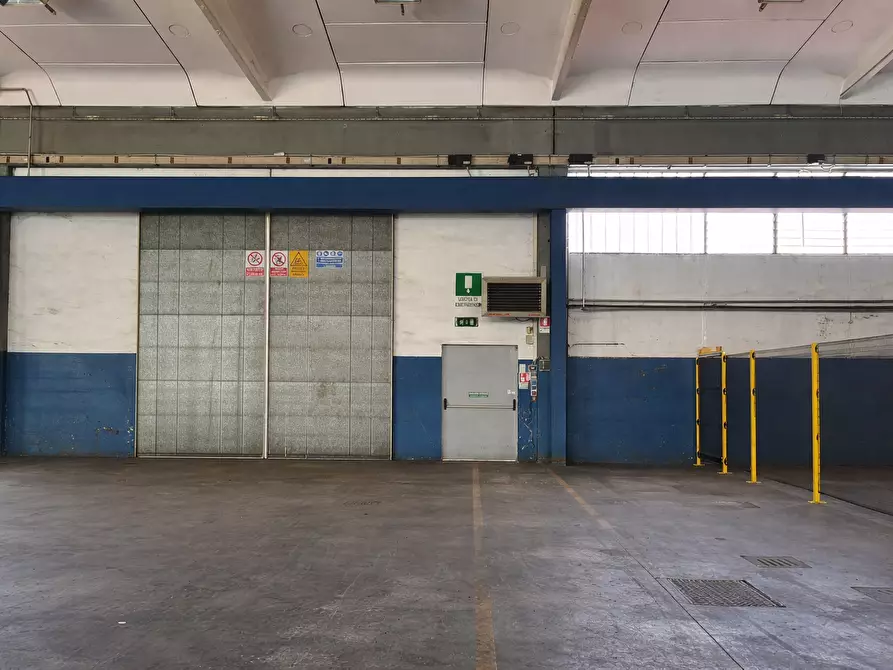 Immagine 5 di Attività artigianale in affitto  a Parma