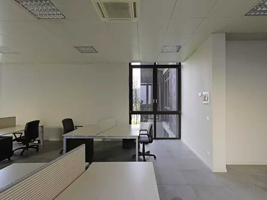 Immagine 10 di Ufficio in affitto  a Parma