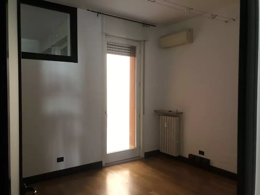 Immagine 5 di Ufficio in affitto  a Parma
