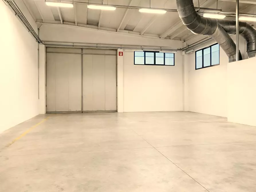 Immagine 7 di Attività artigianale in vendita  a Parma