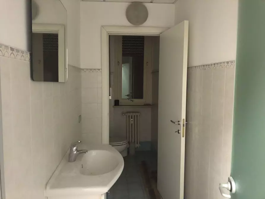 Immagine 12 di Ufficio in affitto  a Parma