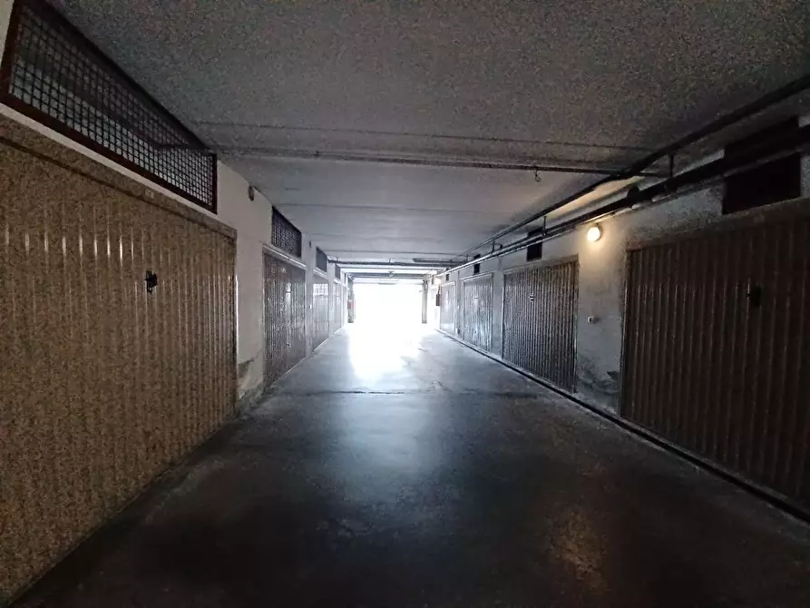 Immagine 5 di Garage in vendita  a Trento