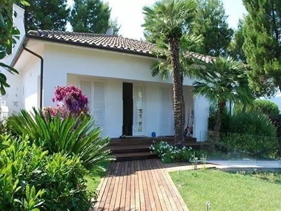 Immagine 2 di Villa in vendita  in Via Ischia a Numana