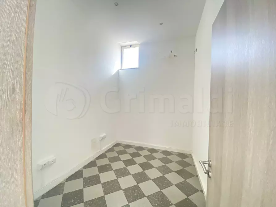 Immagine 8 di Locale commerciale in vendita  a Giugliano In Campania