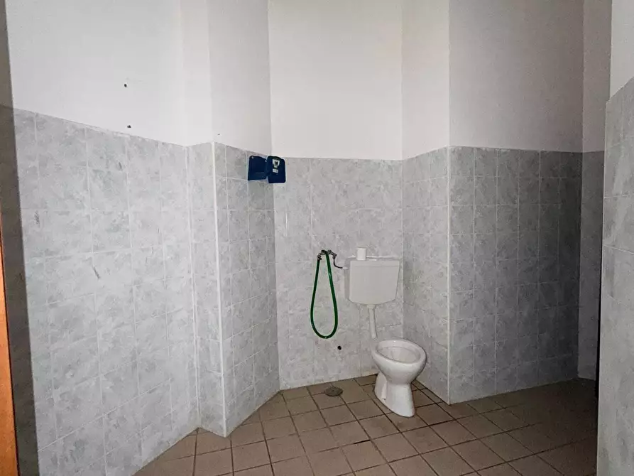 Immagine 27 di Attività commerciale in affitto  in Via Aldo Moro 98 a Aprilia