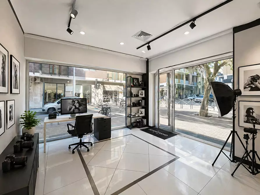 Immagine 3 di Locale commerciale in vendita  in Via Guglielmo Oberdan 57 a Lecce