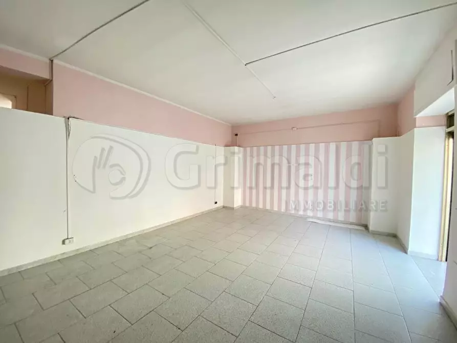 Immagine 5 di Locale commerciale in affitto  a Giugliano In Campania