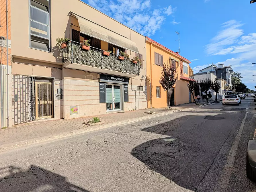 Immagine 1 di Locale commerciale in vendita  in Via delle Margherite 98 a Aprilia