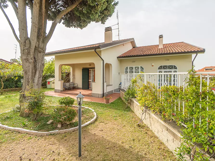 Immagine 2 di Villa in vendita  in Via Moricone a Albano Laziale