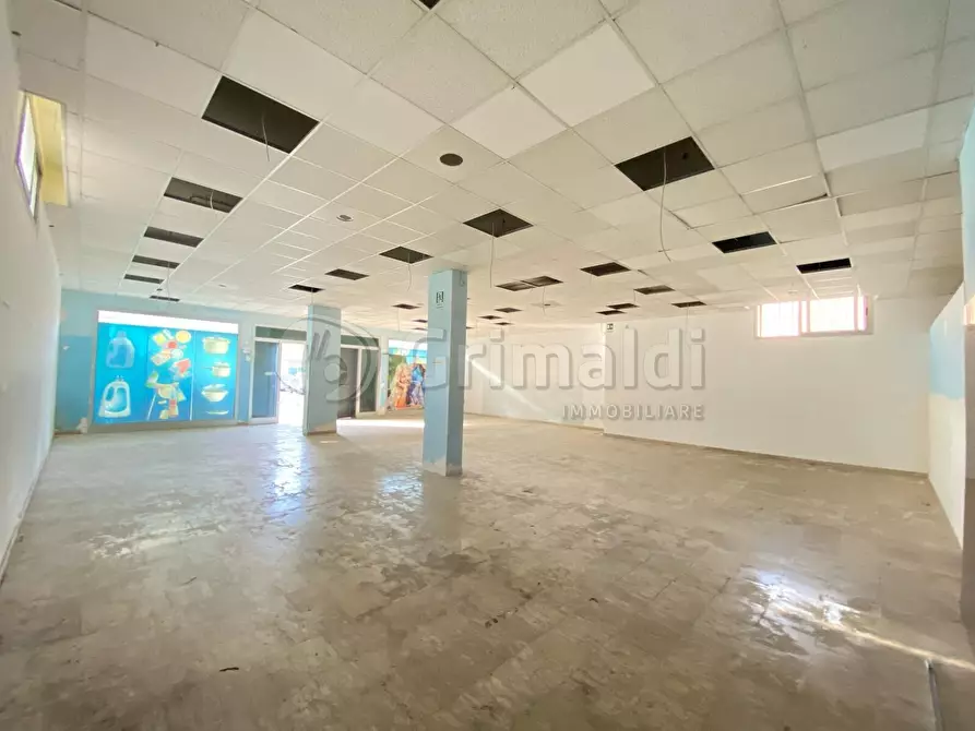 Immagine 8 di Locale commerciale in affitto  a Giugliano In Campania