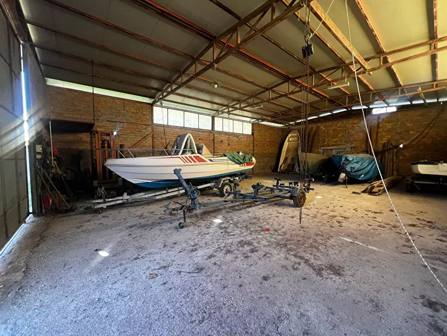 Immagine 2 di Magazzino in vendita  in Via del Combattente 1 a Anzio