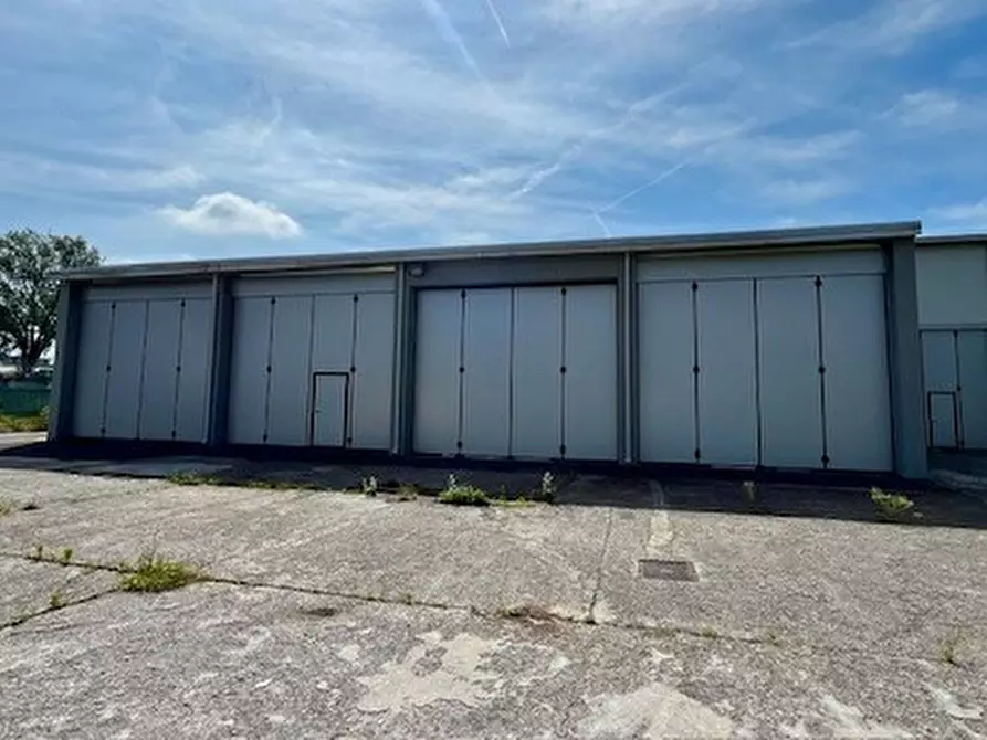 Immagine 9 di Attività artigianale in vendita  a Erba