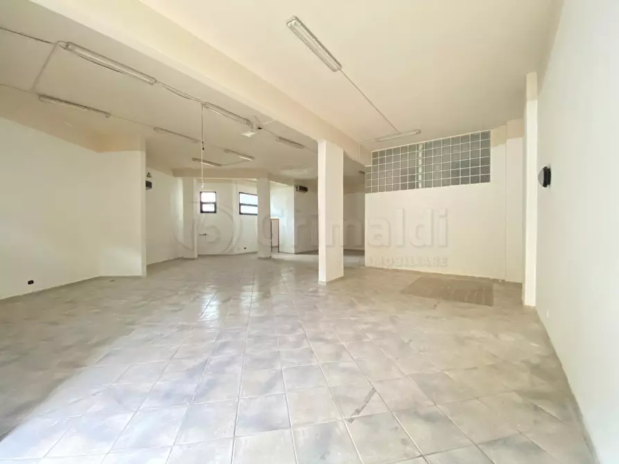 Immagine 2 di Locale commerciale in vendita  a Villaricca