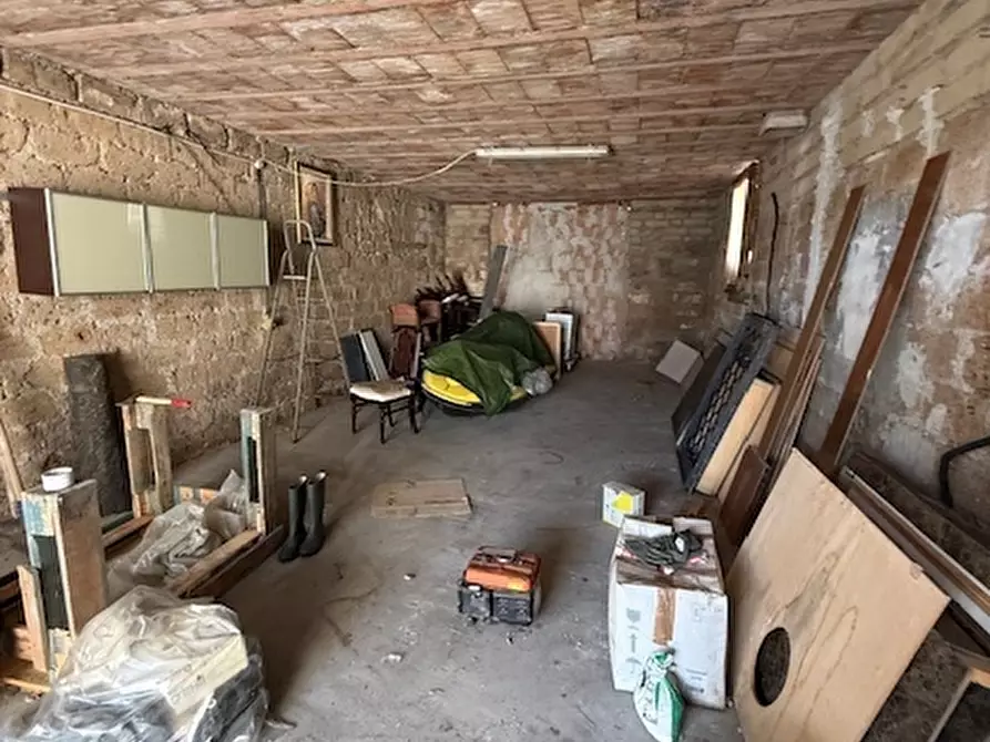 Immagine 11 di Magazzino in vendita  in Viale Guglielmo Marconi 229 a Anzio