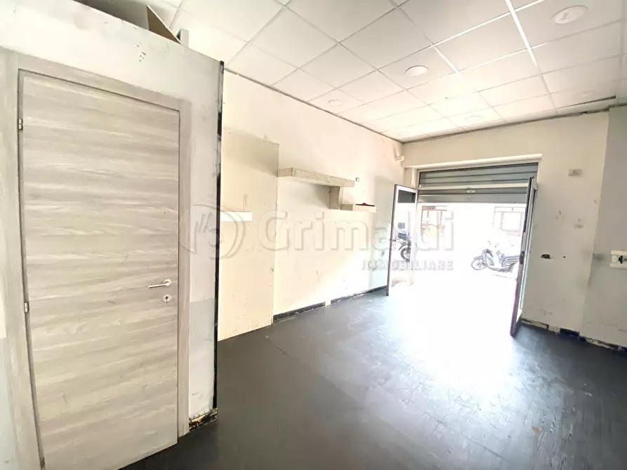 Immagine 1 di Locale commerciale in affitto  a Giugliano In Campania