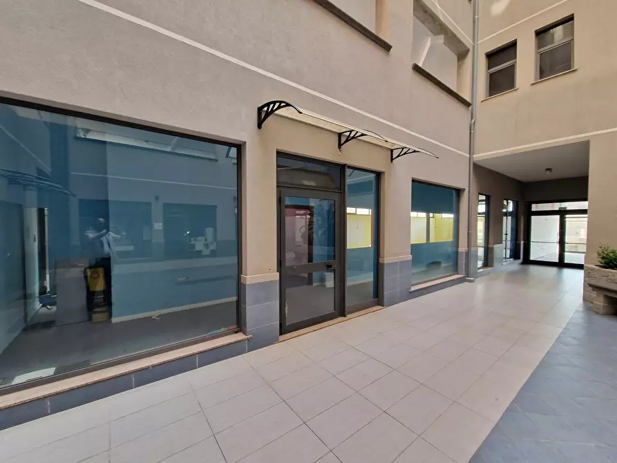 Immagine 4 di Locale commerciale in vendita  in Via Adolfo Celi 183 a Messina