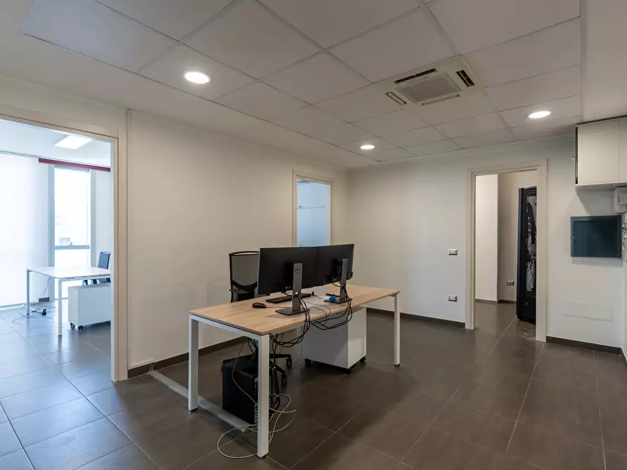 Immagine 3 di Ufficio in vendita  in Via Colonnello Archimede Costadura 2C a Lecce