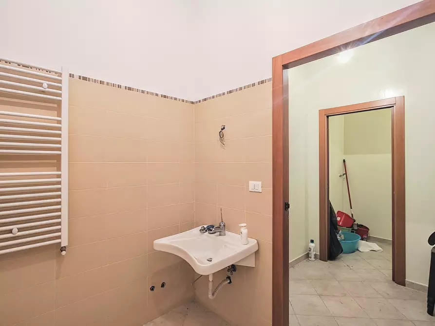 Immagine 16 di Locale commerciale in vendita  in Via alberto giolitti 53 a Roma