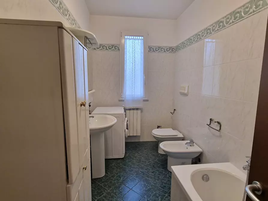 Immagine 11 di Quadrilocale in affitto  a Sarzana