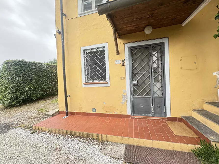 Immagine 1 di Porzione di casa in vendita  a Camaiore