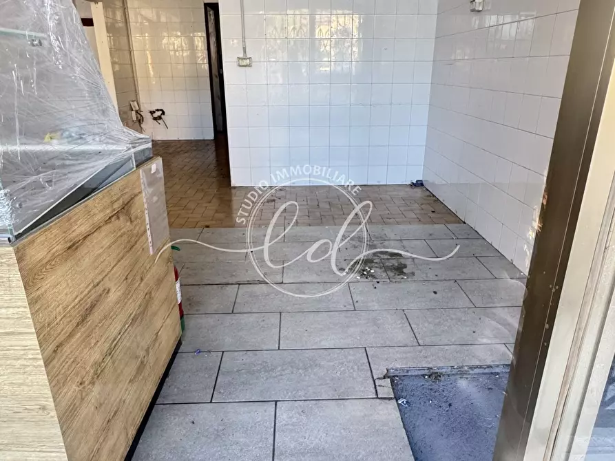 Immagine 7 di Capannone industriale in affitto  a Pietrasanta