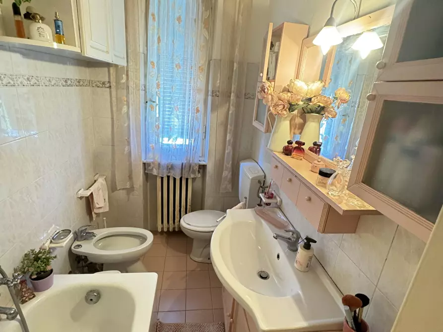 Immagine 37 di Porzione di casa in vendita  a Massa