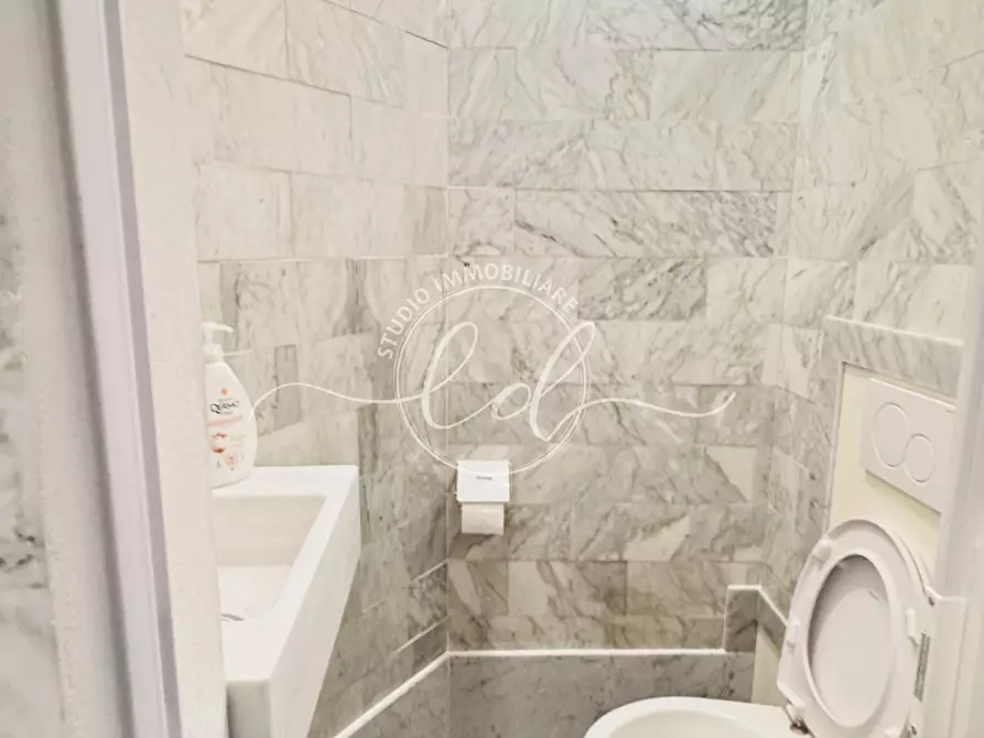 Immagine 9 di Capannone industriale in affitto  a Seravezza