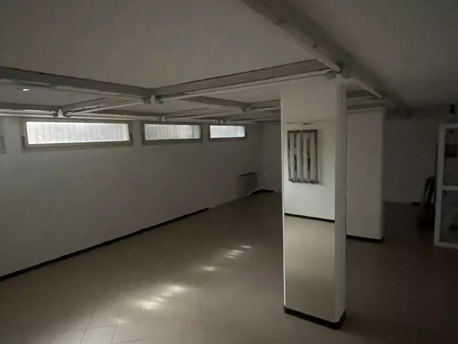 Immagine 15 di Capannone industriale in affitto  a Camaiore