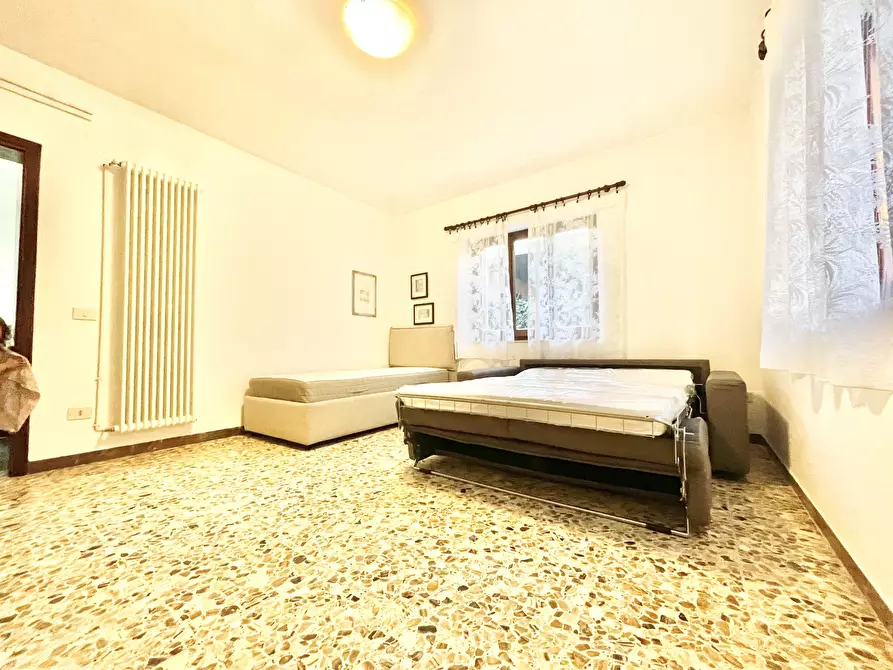 Immagine 18 di Trilocale in affitto  a Pietrasanta