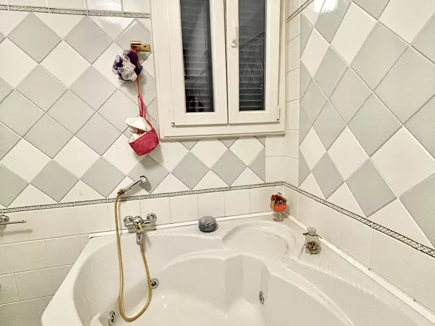 Immagine 36 di Quadrilocale in vendita  a Seravezza