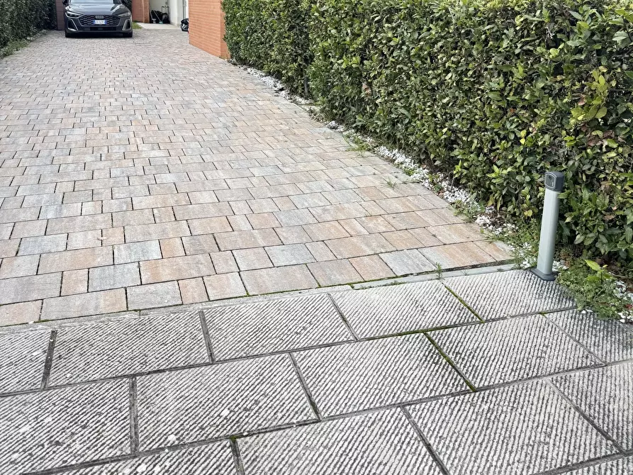 Immagine 2 di Capannone industriale in vendita  a Camaiore