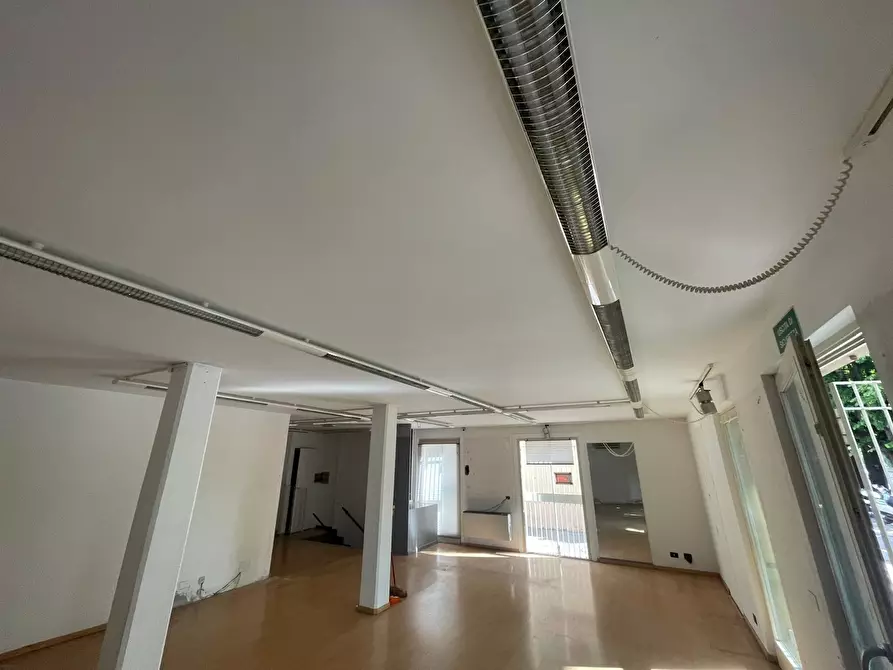 Immagine 6 di Capannone industriale in affitto  a Camaiore