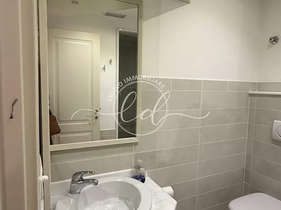 Immagine 13 di Trilocale in affitto  a Pietrasanta