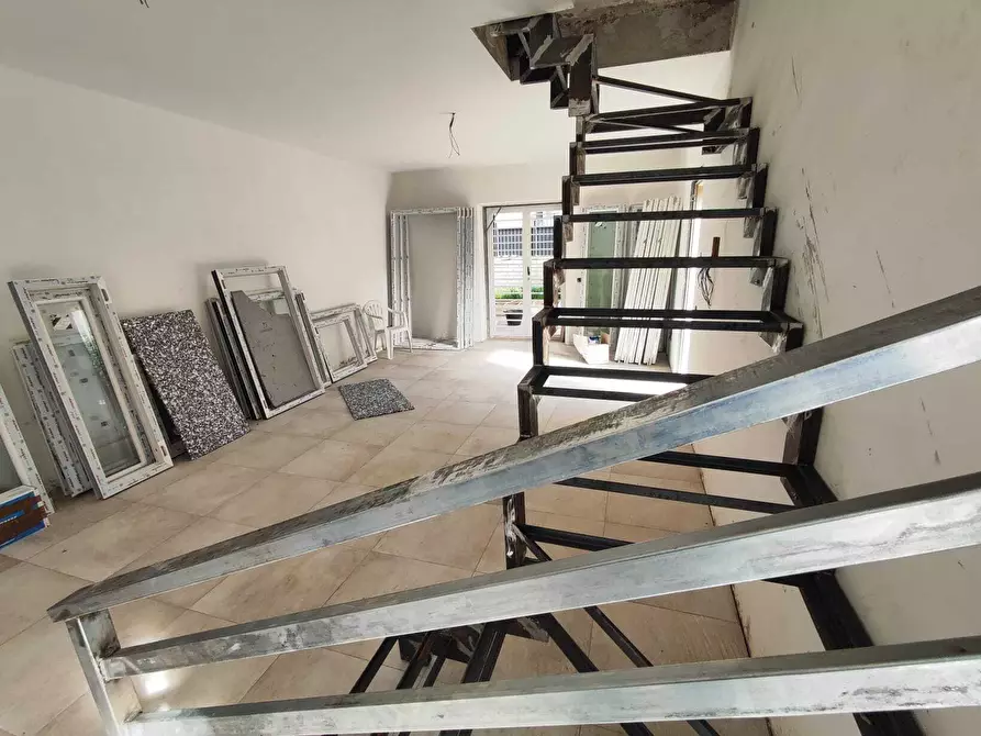 Immagine 26 di Villa in vendita  in via colleferro 64 a Guidonia Montecelio