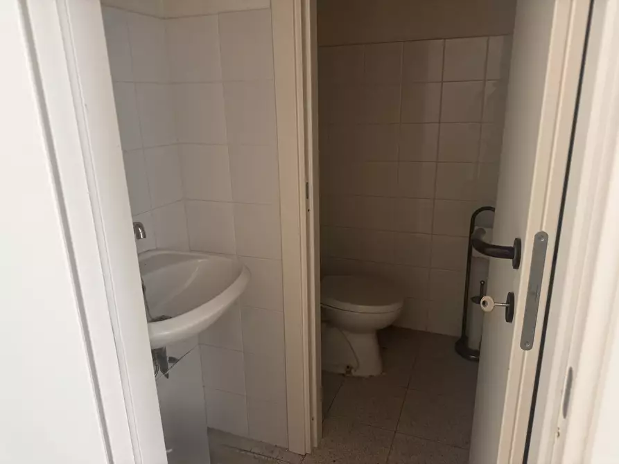 Immagine 16 di Locale commerciale in affitto  in via sinibaldo vellei a Ascoli Piceno