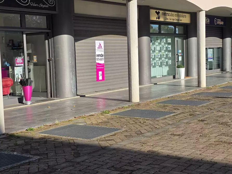 Immagine 10 di Locale commerciale in vendita  a Peschiera Borromeo